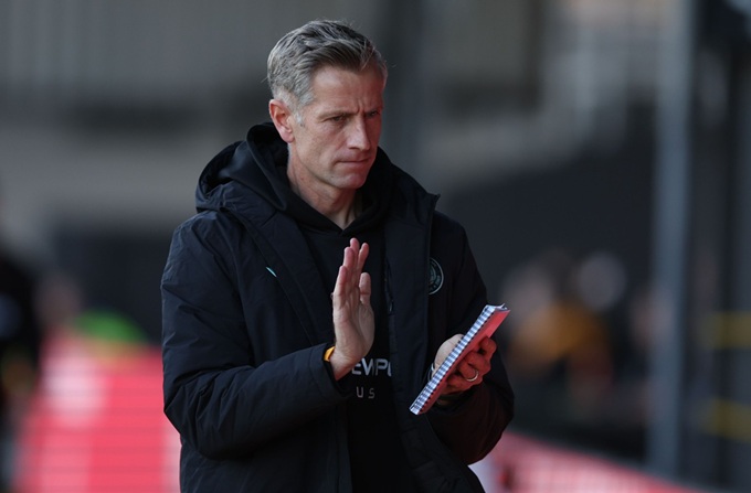 HLV Dave Hughes bị đội Hạng Tư Anh sa thải