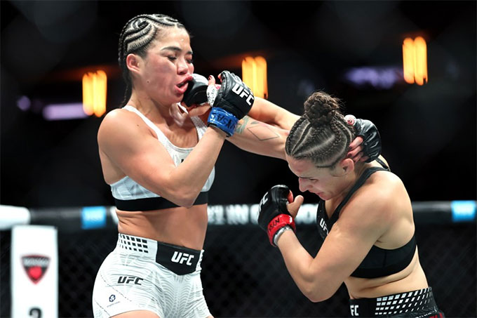 Khuôn mặt của Cortez bị biến dạng khi lãnh trọn cú đấm của đối phương