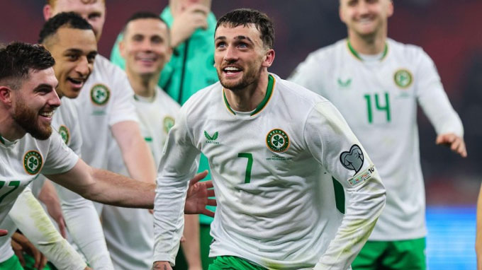 Parrott là người hùng giúp ĐT CH Ireland đánh bại Hungary để giành vé play-off World Cup
