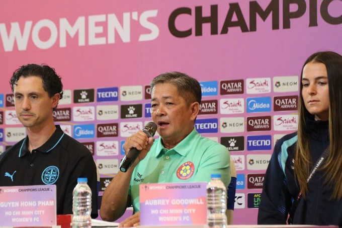 HLV Nguyễn Hồng Phẩm của CLB TP.HCM phát biểu trong cuộc họp báo