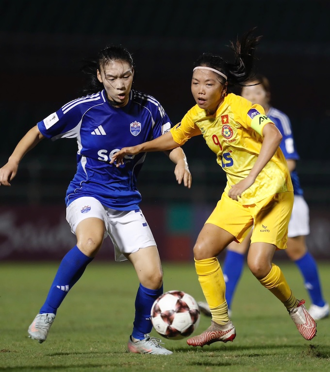 Huỳnh Như và các đồng đội khá bế tắc trong cuộc đối đầu với Lion City. Ảnh: Anh Khoa 