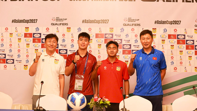 Hai HLV trưởng và hai đội trưởng của ĐT Lào và Việt Nam