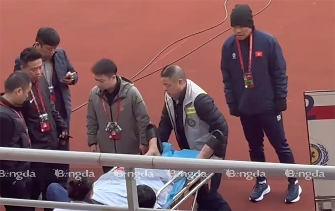 Văn Trường được đưa tới bệnh viện kiểm tra - Ảnh: Thu Trang 