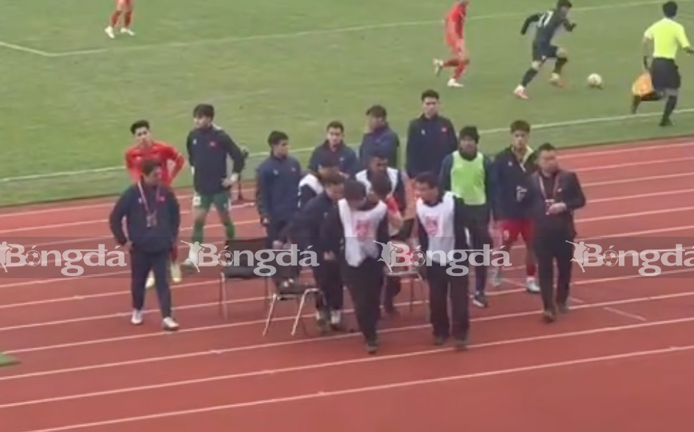 Văn Trường phải rời sân bằng cáng sau pha va chạm ở trận gặp U22 Hàn Quốc 