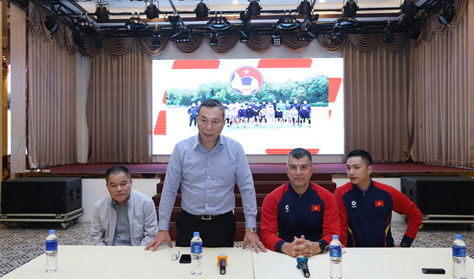 Chủ tịch VFF Trần Quốc Tuấn đến thăm, động viên tinh thần U17 Việt Nam trước vòng loại U17 châu Á - Ảnh: VFF