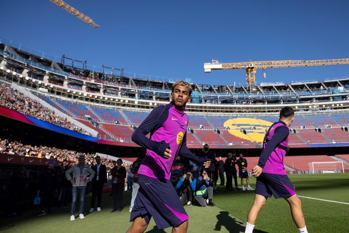 Giờ Lamine Yamal mới chuẩn bị có trận ra mắt chính thức trong màu áo Barca tại Camp Nou.
