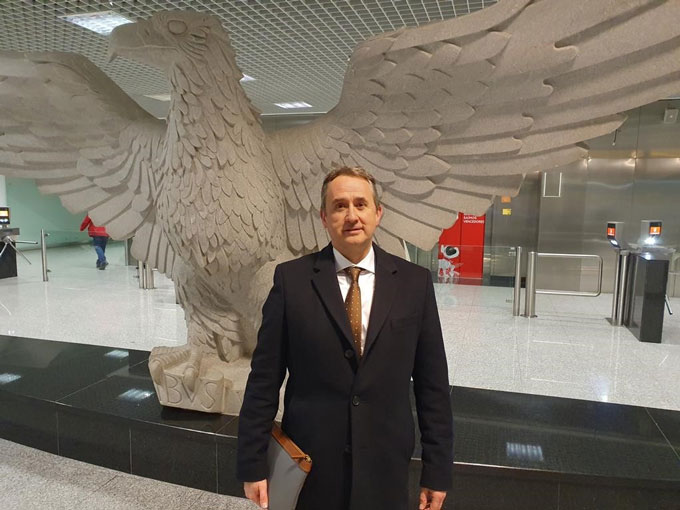 Chris Farnell vừa bị cấm hành nghề