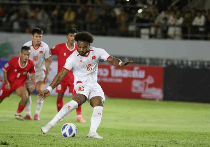 Xuân Son ghi bàn thắng trên chấm phạt đền, mở tỉ số trận đấu.