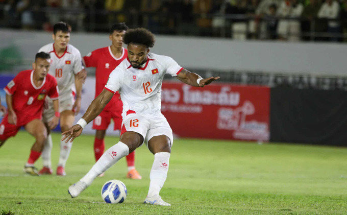 Xuân Son ghi bàn trên chấm 11m cho ĐT Việt Nam