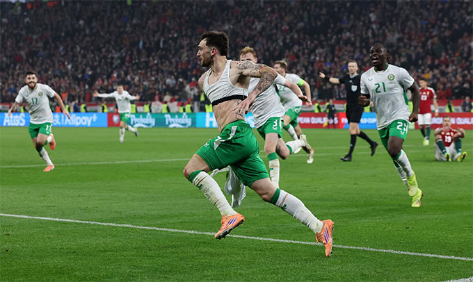 CH Ireland thắng ngược Hungary 3-2 vào phút chót