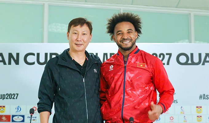 HLV Kim Sang Sik và Xuân Son trong phòng họp báo sau trận đấu - Ảnh: VFF 