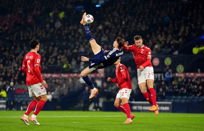 Tominay lập siêu phẩm xe đạp chổng ngược