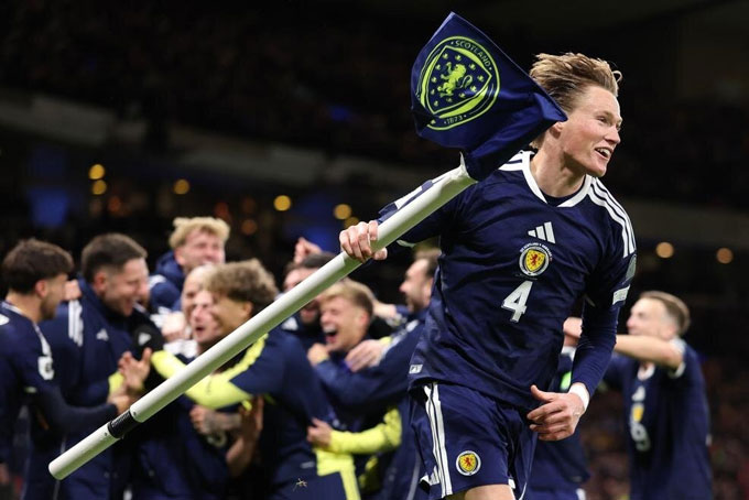 McTominay giúp Scotland giành vé dự World Cup sau gần 30 năm