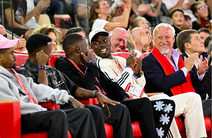 Pogba cùng các đồng đội Ansu Fati và Denis Zakaria cũng như Alexei Fedoritchev, chủ tịch CLB bóng rổ Monaco, trong trận đấu Euroleague với Dubai ngày 3/10