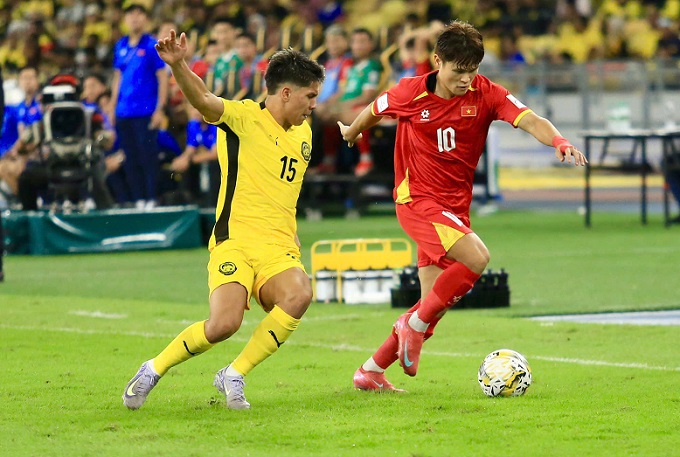 ĐT Việt Nam và Malaysia đang tranh ngôi đầu bảng F. Ảnh: Đức Cường 