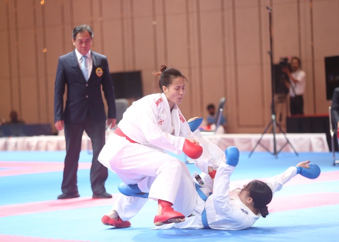 Đinh Thị Hương (găng đỏ) một trong những tuyển thủ nổi trội của đội tuyển karate Việt Nam. ảnh: Đức Cường