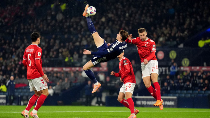 Cú xe đạp chổng ngược tuyệt đẹp của McTominay