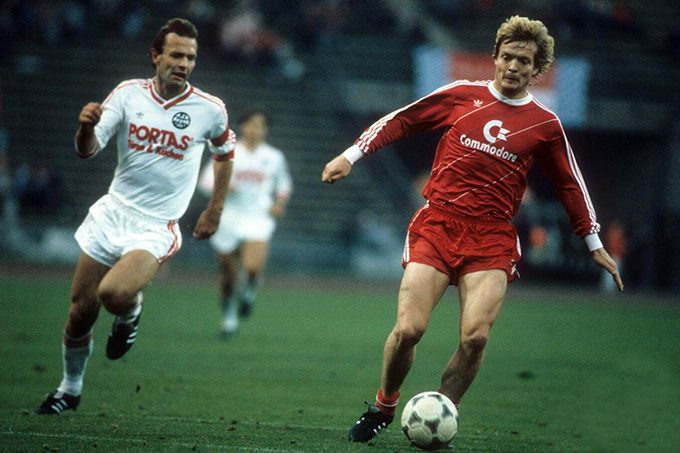 Soren Lerby không đeo bịt ống quyển để mẹ ông dễ nhận ra con trai trên tivi