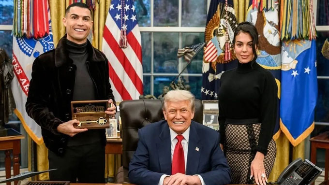 Cristiano Ronaldo nhận chìa khóa từ tổng thống Trump