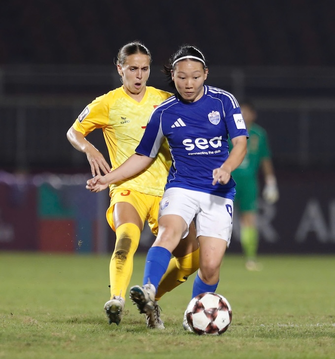 Các ngoại binh của TP.HCM (áo vàng) vẫn chưa có màn thể hiện ấn tượng. Ảnh: Anh Khoa 