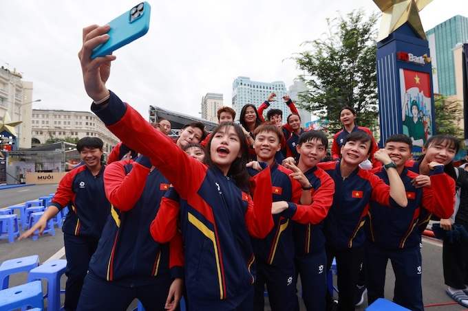 Phút thư giãn của các tuyển thủ tại lễ xuất quân. Ảnh: Quốc An