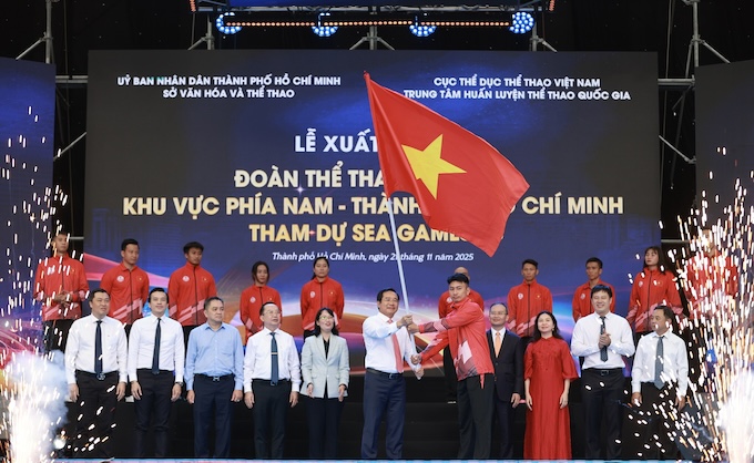 Chủ tịch UBND TP.HCM, ông Nguyễn Văn Được trao cờ xuất quân cho các đội tuyển thể thao khu vực phía Nam. Ảnh: Quốc An