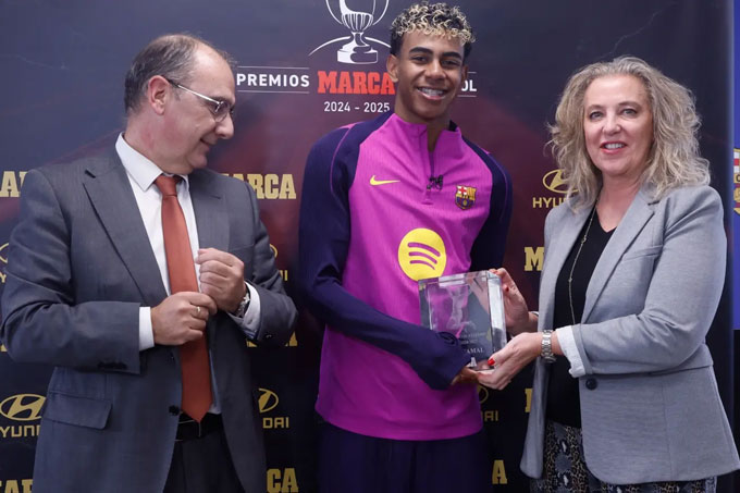 Yamal nhận giải cầu thủ hay nhất mùa