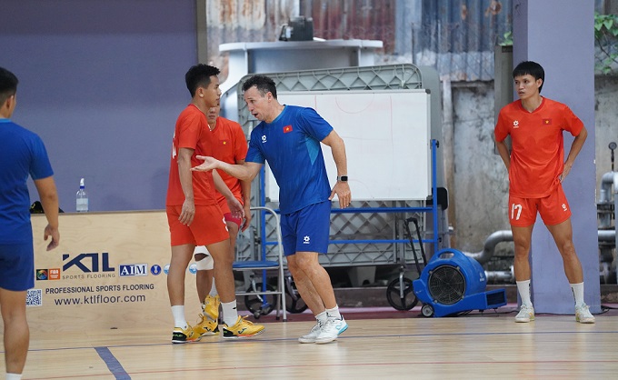 HLV Diego Giustozzi đang hướng dẫn cầu thủ trong 1 buổi tập. Ảnh: Nguyễn Quang