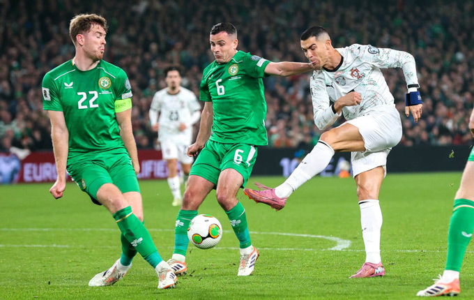 Ronaldo cố gắng dứt điểm trong trận gặp Ireland gần đây