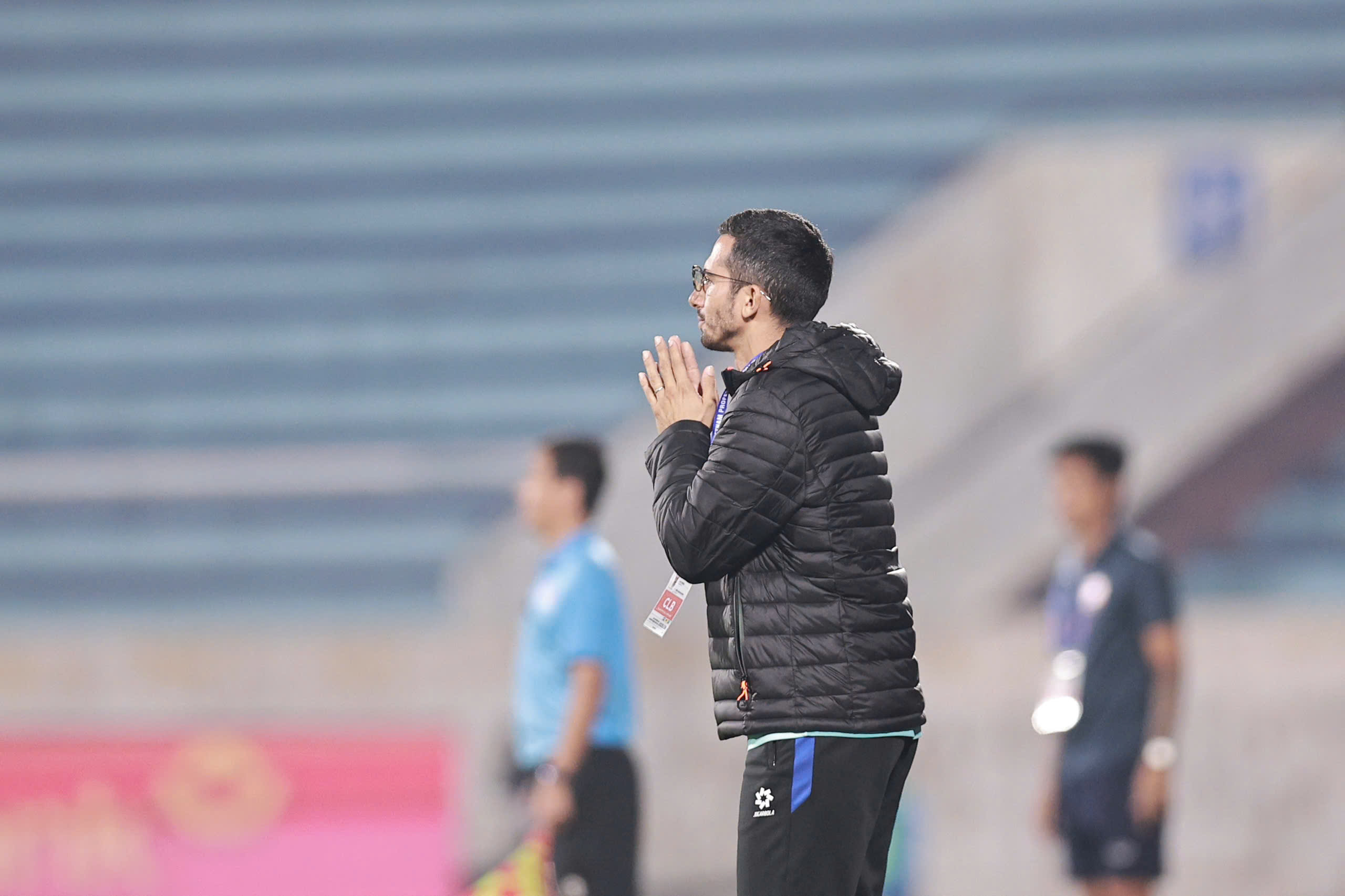 HLV Mauro Jeronimo có ngày ra mắt Nam Định suôn sẻ - Ảnh: Đức Cường