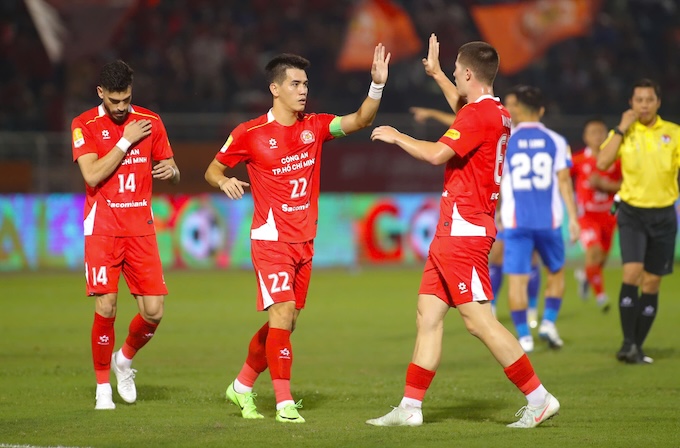 Tiến Linh chia vui với các đồng đội khi có bàn mở tỷ số - Ảnh: Đình Viên