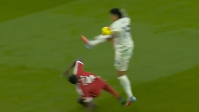 Tình huống I.Jesus vô tình để bóng chạm tay