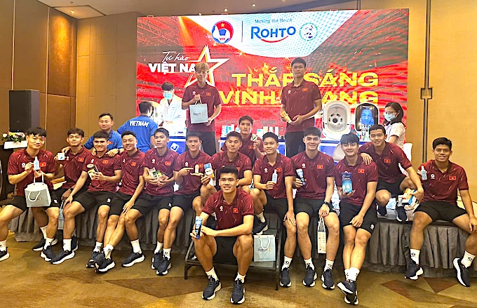 ĐT U22 Việt Nam được kiểm tra thi lực và da liễu trước SEA Games 33. Ảnh: Anh Tuấn 