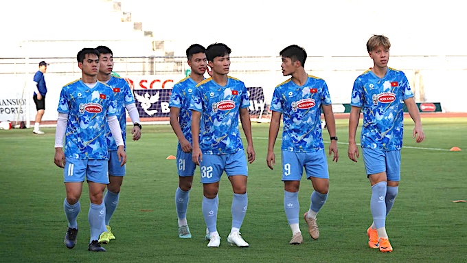 Các tuyển thủ thuộc biên chế Thể Công Viettel và Hà Tĩnh phải tập riêng. Ảnh: Anh Tuấn