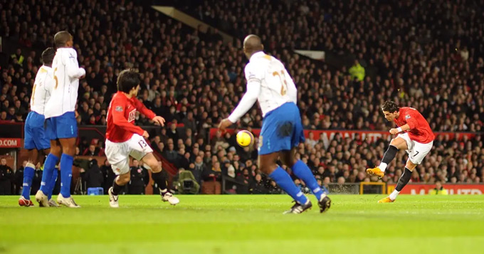 Cú sút phạt huyền thoại vào lưới Portsmouth