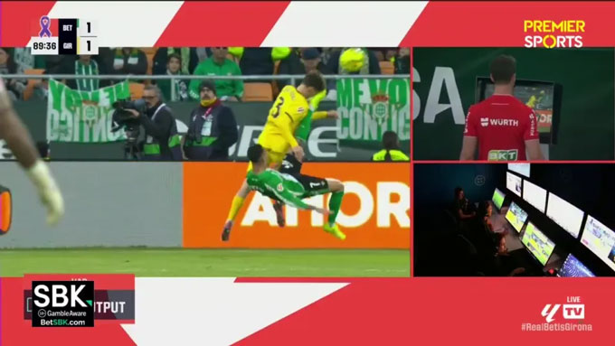 Sau khi tham khảo VAR, trọng tài quyết định rút thẻ đỏ với Antony