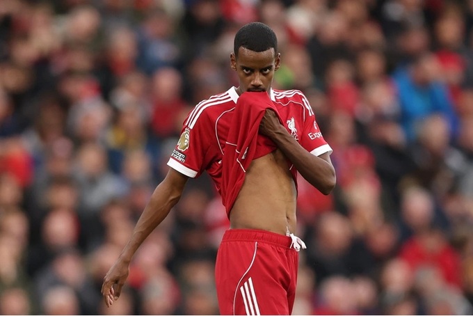 Alexander Isak giống như một cầu thủ nghiệp dư ở Liverpool
