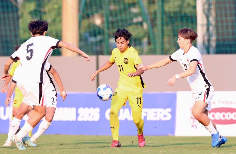 U17 Malaysia (áo vàng) chơi thiếu thuyết thục dù giành chiến thắng trước Hong Kong (Trung Quốc) - Ảnh: VFF