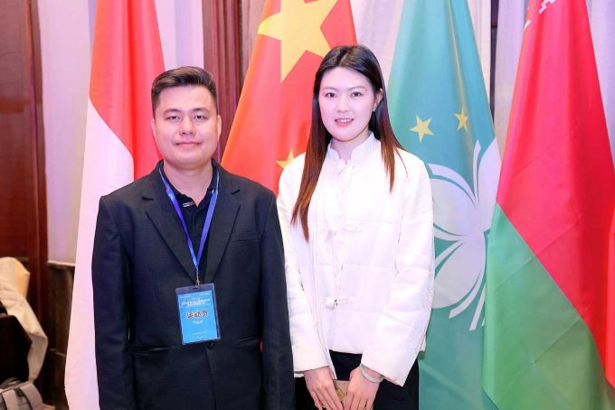 Đại kiện tướng Lại Lý Huynh cùng nữ kỳ thủ Lang Kỳ Kỳ