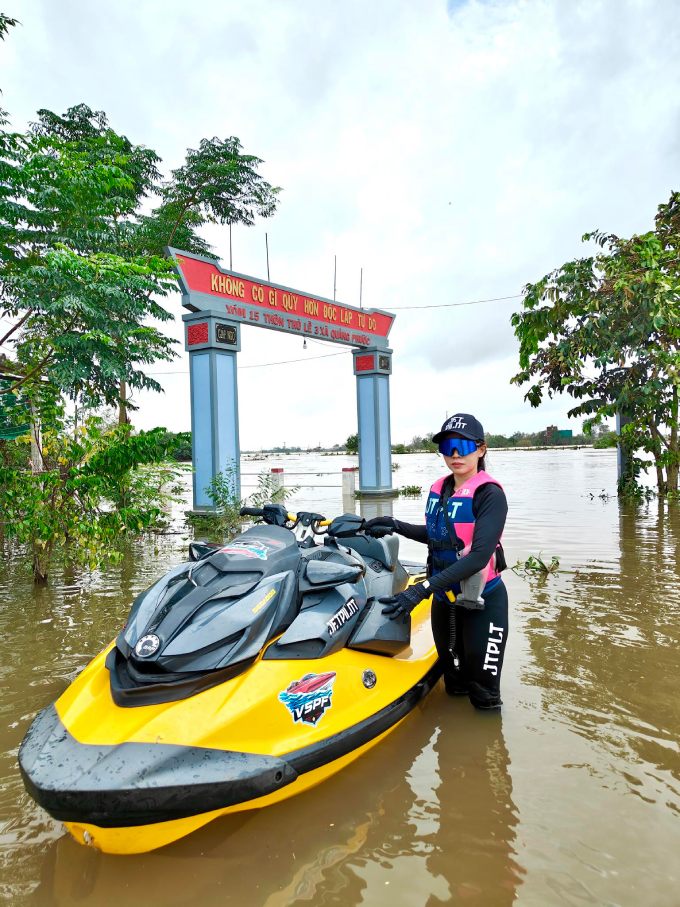 Người đẹp Bích Ngọc cưỡi mô tô nước cứu trợ người dân miền Trung
