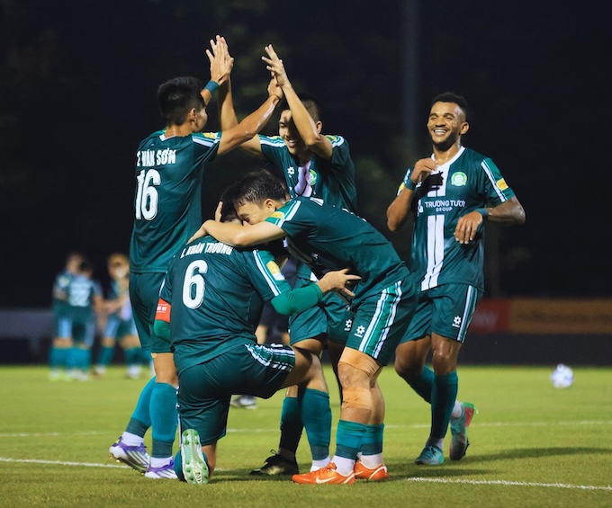 Niềm vui của các cầu thủ Đồng Nai khi có trận thắng. Ảnh: Anh Khoa