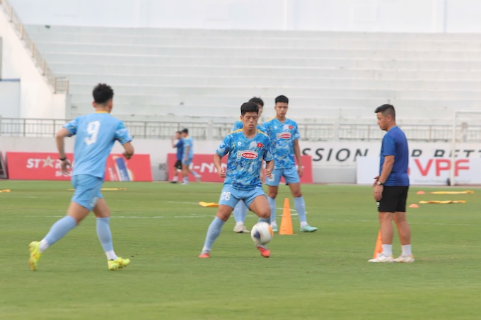 Các tuyển thủ U22 trong bài phối hộp phòng ngự. Ảnh: Văn Hải 