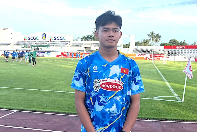 Bùi Vĩ Hào trả lời giới truyền thông trước buổi tập của U22 Việt Nam. Ảnh: Tuấn Thành