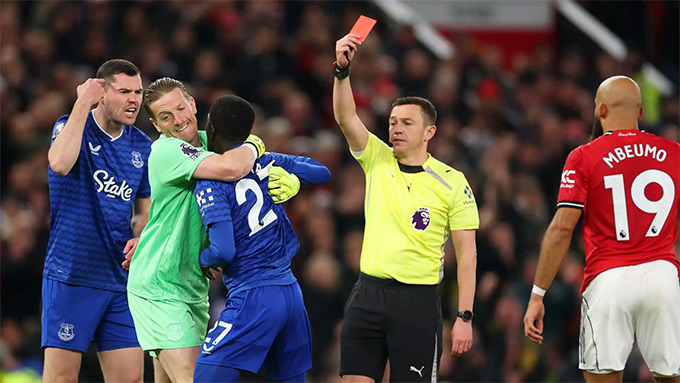 Idrissa Gueye nhận thẻ đỏ sau khi tát đồng đội