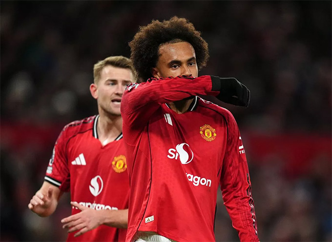 Các cầu thủ MU tấn công trong vô vọng, không có bài vở