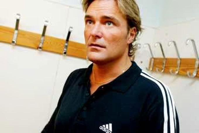 Bị CĐV Chelsea dọa giết, Frisk buộc phải tuyên bố giải nghệ