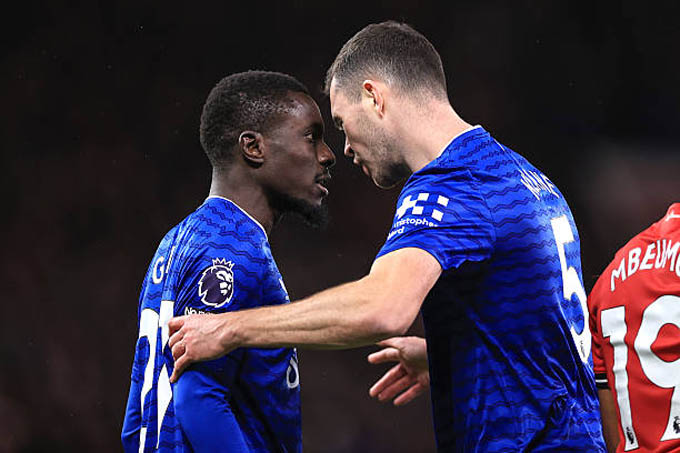 Khoảnh khắc Idrissa Gueye đụng độ Michael Keane