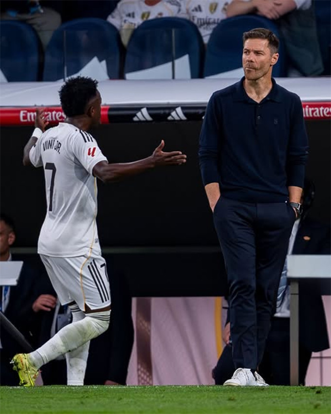 Hai thầy trò chẳng buồn nhìn mặt nhau khi Vini bị thay ra ở phút 72 trong trận EL Clasico hồi cuối tháng 10