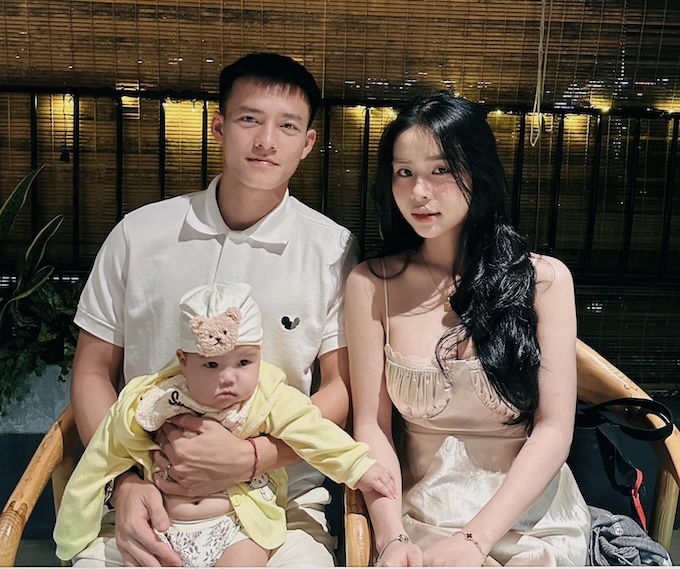 Thanh Nhàn và giây phút hiếm hoi được ở cùng vợ con - Ảnh: FBNV 