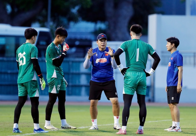 Tổ thủ môn đang tập luyện. Ảnh: Anh Khoa 